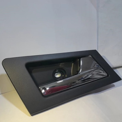 تصویر از دستگیره داخلی درب جلو دنا مشکی فرنام راست